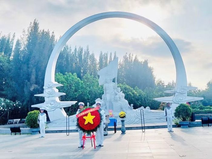 Giữa mênh mông sóng nước, khi con tàu chầm chậm neo lại trên vùng biển Gạc Ma, không gian như dần lắng xuống.