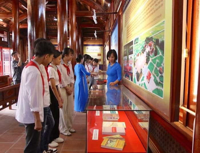 Cô và trò Trường THCS Hồng An (xã Lê Quý Đôn) trải nghiệm thực tế tại Khu lưu niệm Danh nhân văn hóa Lê Quý Đôn. Ảnh: Đinh Chiến