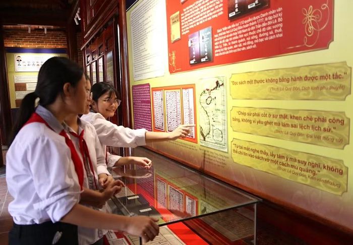 Học sinh Trường THCS Hồng An háo hức tìm hiểu về cuộc đời, thân thế, sự nghiệp đặc biệt tinh thần hiếu học của Danh nhân văn hóa Lê Quý Đôn. Ảnh: Đinh Chiến