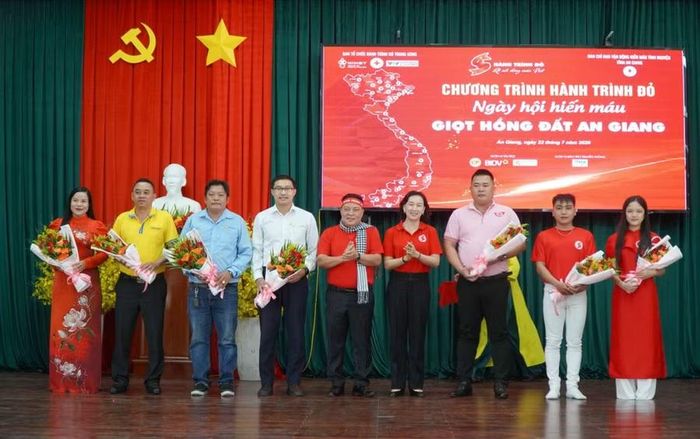 Tri ân các doanh nghiệp, đơn vị đã đồng hành cùng công tác nhân đạo của tỉnh.
