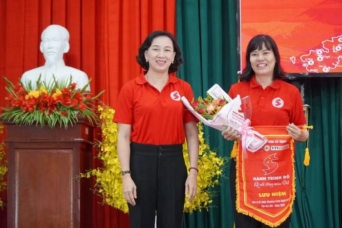 Trao biểu trưng ghi nhận sự phối hợp của Ban Chỉ đạo vận động hiến máu tình nguyện xã An Châu.
