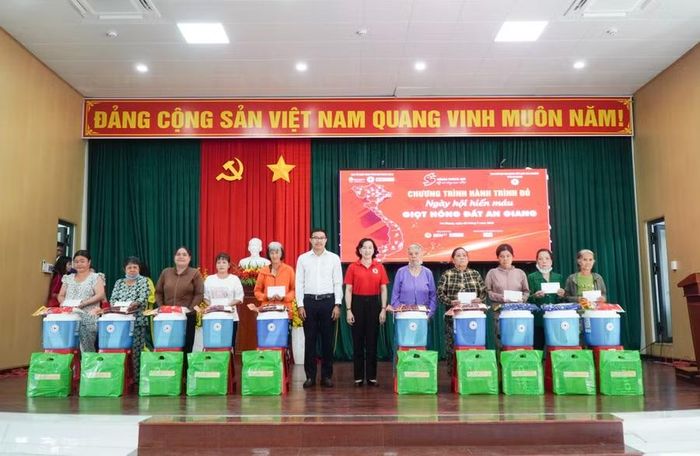 Đại diện lãnh đạo tỉnh An Giang cùng đại diện BIDV Kiên Giang trao quà cho các hộ dân.