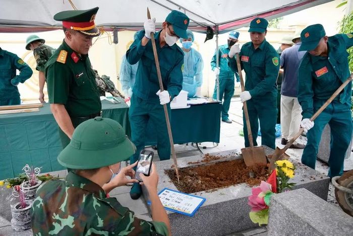 Các cán bộ thực hiện nghiêm túc số hóa dữ liệu hài cốt liệt sĩ.