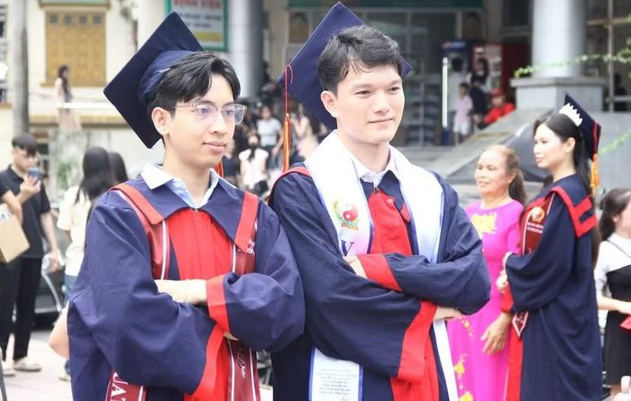 Các tân bác sĩ y học cổ truyền trong ngày nhận bằng tốt nghiệp.
