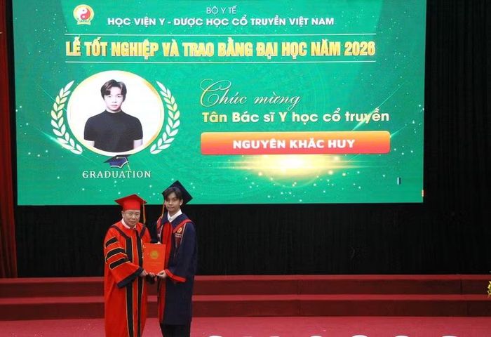 Lãnh đạo Học viện Y - Dược học cổ truyền Việt Nam trao bằng tốt nghiệp cho sinh viên.