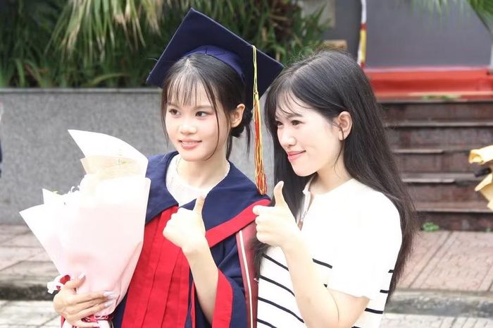 Chia vui cùng bạn bè.