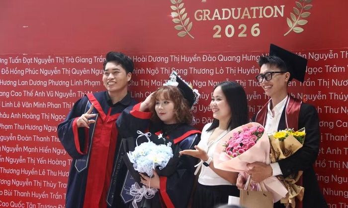 Nhiều người thân, gia đình cũng đến chia vui cùng các tân bác sĩ y học cổ truyền.