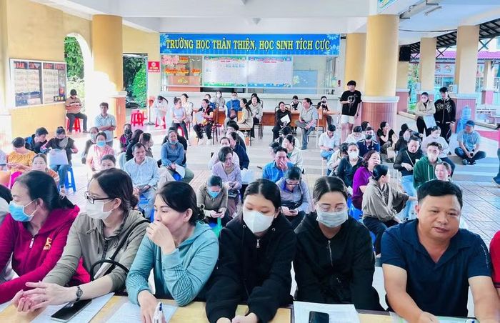 Phụ huynh đến nộp hồ sơ xét tuyển bổ sung vào lớp 10 Trường THPT Đào Sơn Tây.