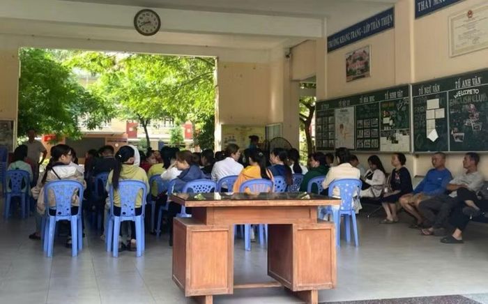 Phụ huynh đến nộp hồ sơ xét tuyển bổ sung vào lớp 10 Trường THPT Thủ Thiêm.