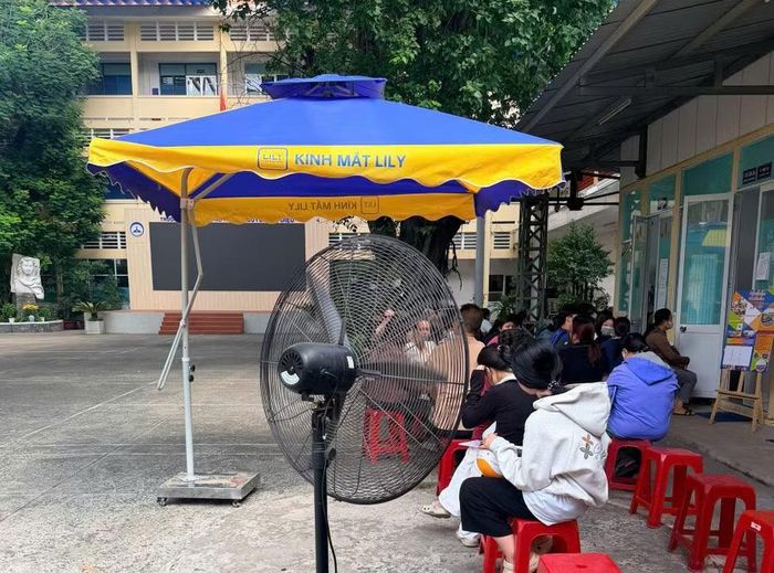 Phụ huynh đến nộp hồ sơ xét tuyển bổ sung vào lớp 10 Trường THPT Nguyễn Thị Diệu.