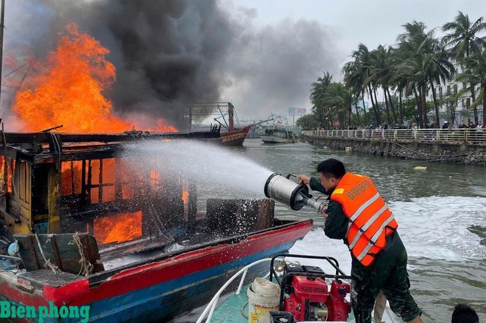 Cán bộ, chiến sĩ Bộ đội Biên phòng tỉnh Quảng Trị tham gia dập tắt đám cháy trên tàu cá của ngư dân. Ảnh: Đơn vị cung cấp