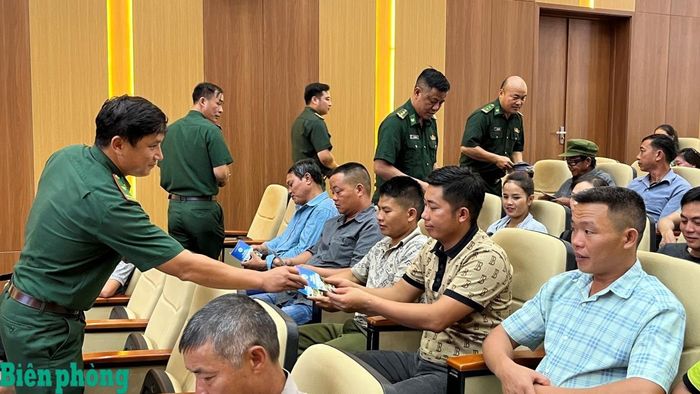 Cán bộ Bộ đội Biên phòng tỉnh Lào Cai phát tờ rơi tuyên truyền pháp luật đến nhân dân. Ảnh: Trung Dũng