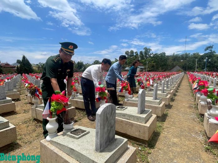 Bộ đội Biên phòng tỉnh Nghệ An phối hợp với cấp ủy, chính quyền, đoàn thể địa phương tổ chức nhiều hoạt động tri ân, giáo dục truyền thống, thể hiện đạo lý "Uống nước nhớ nguồn". Trong ảnh: Cán bộ Đồn Biên phòng Na Loi, Bộ đội Biên phòng tỉnh Nghệ An phối hợp với Đảng ủy, Hội đồng Nhân dân, Ủy ban Nhân dân, Ủy ban Mặt trận Tổ quốc Việt Nam xã Na Loi, tỉnh Nghệ An dâng hương tại Nghĩa trang Việt - Lào. Ảnh: Hải Thượng