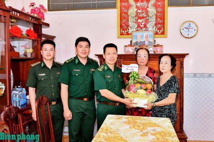 Đoàn công tác Ban Chỉ huy Bộ đội Biên phòng thành phố Cần Thơ do Đại tá Phạm Lê Xuân Bình, Chỉ huy trưởng làm Trưởng đoàn đến thăm hỏi, tặng quà các gia đình thân nhân liệt sĩ, thương binh và Anh hùng Lực lượng vũ trang nhân dân trên địa bàn. Trong ảnh: Đại tá Phạm Lê Xuân Bình và đoàn công tác tặng quà gia đình liệt sĩ, Anh hùng Lực lượng vũ trang nhân dân Nguyễn Việt Hùng, nguyên Chính trị viên Đại đội bảo vệ Tỉnh ủy Sóc Trăng (B68). Ảnh: Văn Long