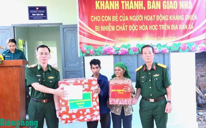 Tại thôn Động Thông, xã Công Hải, tỉnh Khánh Hòa, Ban Chỉ huy Bộ đội Biên phòng tỉnh Khánh Hòa phối hợp với Ủy ban nhân dân xã Công Hải cùng các cơ quan, đơn vị tổ chức khánh thành, bàn giao nhà ở cho gia đình anh Katơr Da (sinh năm 1979), con đẻ của người hoạt động kháng chiến bị nhiễm chất độc hóa học. Ảnh: Văn Tân