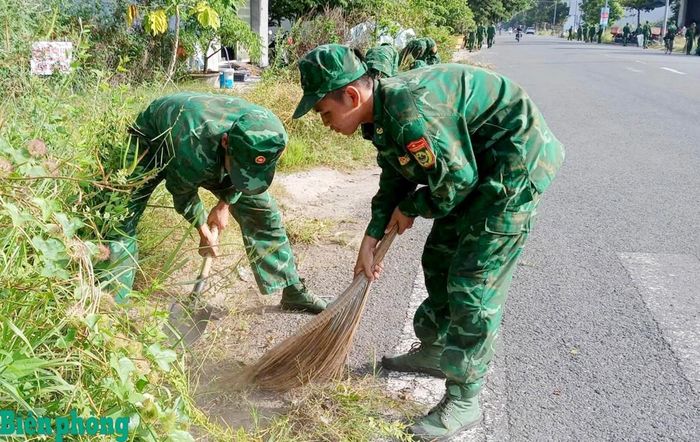 Đoàn cơ sở Tiểu đoàn Huấn luyện - Cơ động 2, Bộ đội Biên phòng tỉnh Tây Ninh phối hợp với các ban, ngành, đoàn thể phường Kiến Tường, tỉnh Tây Ninh và Đại đội Bộ binh 11, Ban Chỉ huy PTKV 4-Tân Thạnh tổ chức ra quân dọn vệ sinh môi trường tại Đền tưởng niệm các anh hùng, liệt sĩ hy sinh năm 1968 và trục đường trên địa bàn đóng quân. Ảnh: Đinh Quân