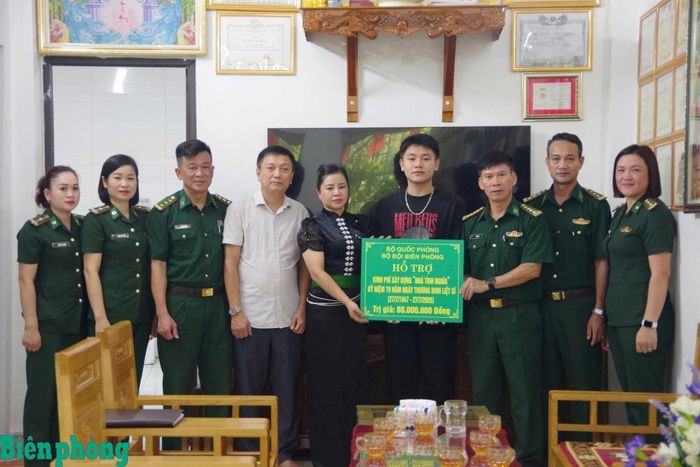 Nhân dịp kỷ niệm 79 năm Ngày Thương binh - Liệt sĩ, Bộ Tư lệnh Bộ đội Biên phòng đã tặng số tiền 80 triệu đồng từ Quỹ Đền ơn đáp nghĩa nhằm hỗ trợ thân nhân gia đình liệt sĩ, anh hùng lực lượng vũ trang nhân dân Lù Công Thắng. Ảnh: Quàng Hùng