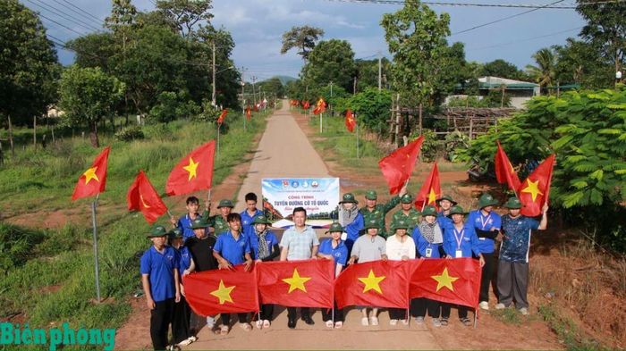 Hưởng ứng Chiến dịch Thanh niên tình nguyện Hè năm 2026 và hướng tới kỷ niệm 79 năm Ngày Thương binh - Liệt sĩ, các đơn vị Bộ đội Biên phòng tỉnh Đắk Lắk phối hợp với chính quyền địa phương, các tổ chức đoàn thể và lực lượng tình nguyện triển khai nhiều hoạt động ý nghĩa, thiết thực, góp phần chăm lo đời sống nhân dân khu vực biên giới và xây dựng nông thôn xanh, sạch, đẹp. Tại xã Ia Lốp, tỉnh Đắk Lắk, Đồn Biên phòng Ea H'Leo phối hợp với Đoàn Thanh niên xã Ia Lốp và Trường Đại học Tây Nguyên triển khai xây dựng công trình "Đường cờ Tổ quốc" dài 2km và 1 sân bóng chuyền tại thôn Thanh niên lập nghiệp, tổng trị giá 25 triệu đồng. Ảnh: Ngọc Lân