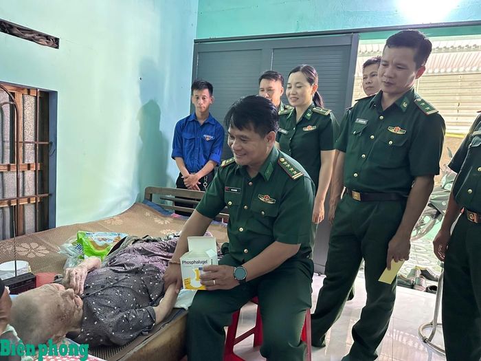 Đoàn công tác Ban Chỉ huy Bộ đội Biên phòng tỉnh Đắk Lắk do Đại tá Rơ Lan Ngân, Phó Chính ủy làm Trưởng đoàn đến thăm, tặng quà Mẹ Việt Nam Anh hùng Trần Thị An và Mẹ Việt Nam Anh hùng Lê Thị Tha. Trong ảnh: Đại tá Rơ Lan Ngân cùng các cán bộ thăm hỏi sức khỏe, động viên Mẹ Việt Nam Anh hùng Trần Thị An. Ảnh: Thùy Dung