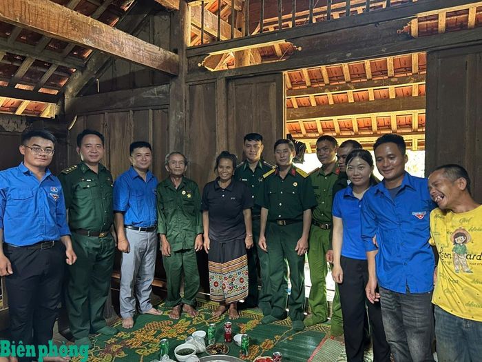Chi đoàn Đồn Biên phòng Na Ngoi, Bộ đội Biên phòng tỉnh Nghệ An phối hợp với Đoàn xã Na Ngoi và đoàn viên, thanh niên các cơ quan, đơn vị trên địa bàn tổ chức chương trình "Bữa cơm yêu thương" tri ân các gia đình người có công với cách mạng. Trong ảnh: Các đoàn viên, thanh niên chụp ảnh lưu niệm bên mâm cơm cùng gia đình ông Vi Văn Bún (sinh năm 1953), cựu chiến binh ở bản Tặng Phăn, xã Na Ngoi, tỉnh Nghệ An. Ảnh: Hải Thượng