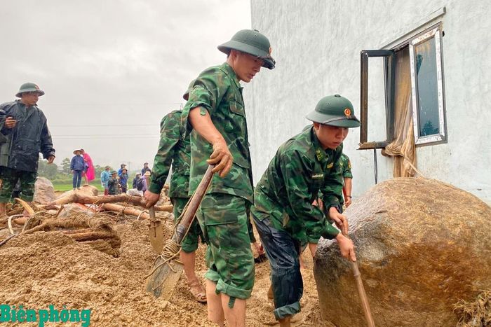 Tại những vị trí phương tiện cơ giới khó tiếp cận, cán bộ, chiến sĩ trực tiếp đào bới, di chuyển bùn đất và vật cản để tìm kiếm người mất tích. Ảnh: Văn Hợi
