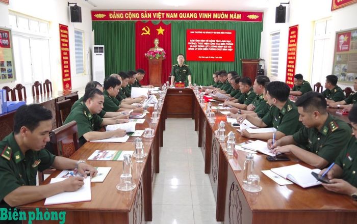Đoàn công tác làm việc tại Đồn Biên phòng cửa khẩu quốc tế Bình Hiệp. Ảnh: Lê Khoa