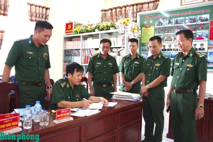 Thành viên đoàn công tác kiểm tra các hồ sơ, văn bản tại Đảng ủy Đồn Biên phòng Long Khốt. Ảnh: Lê Khoa