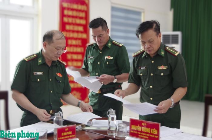 Các thành viên đoàn công tác nắm tình hình thông qua hồ sơ văn bản tại Đồn Biên phòng cửa khẩu quốc tế Bình Hiệp. Ảnh: Lê Khoa