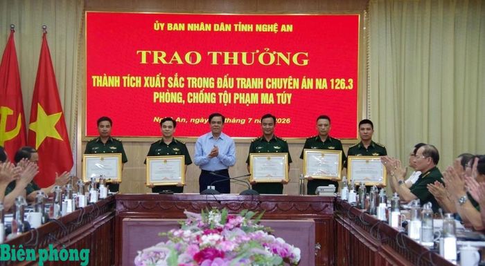Đồng chí Võ Trọng Hải tặng Bằng khen cho 5 cá nhân có thành tích xuất sắc. Ảnh: Hải Thượng