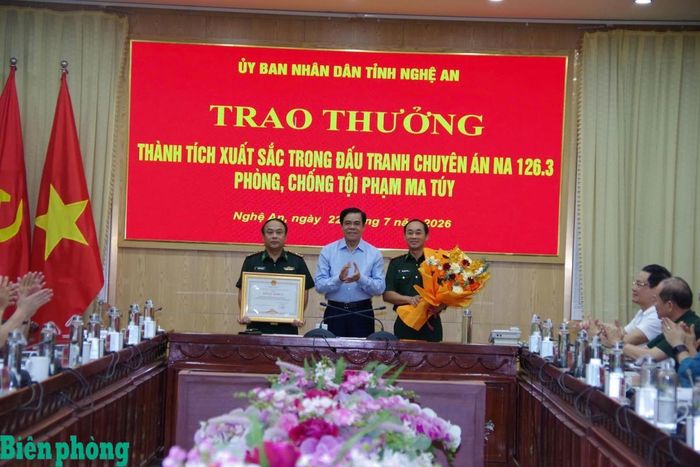 Đồng chí Võ Trọng Hải tặng Bằng khen cho tập thể Bộ đội Biên phòng tỉnh Nghệ An. Ảnh: Hải Thượng