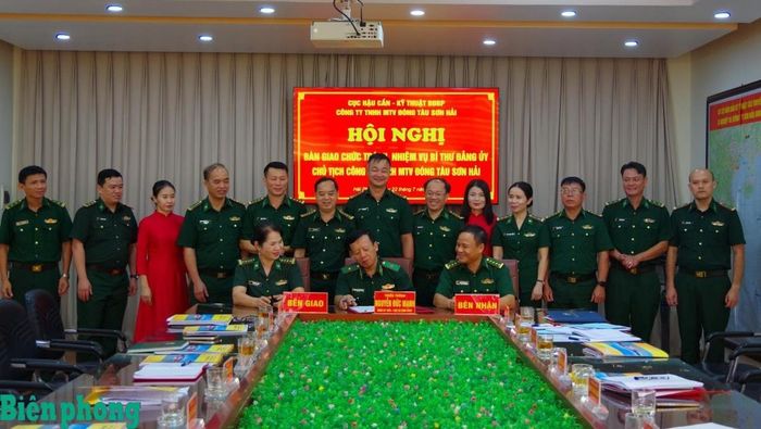 Thiếu tướng Nguyễn Đức Mạnh ký biên bản bàn giao chức vụ Bí thư Đảng ủy, Chủ tịch Công ty Trách nhiệm hữu hạn Một thành viên Đóng tàu Sơn Hải. Ảnh: Thủy Nguyên