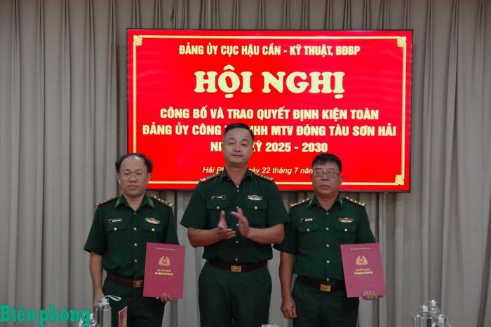 Đại tá Vũ Khương, Bí thư Đảng ủy, Phó Cục trưởng Cục Hậu cần - Kỹ thuật trao Quyết định về công tác cán bộ cho Thượng tá Nguyễn Đức Thanh và Thượng tá Đặng Viết Thắng tại Hội nghị Công bố và trao Quyết định kiện toàn Đảng ủy Công ty Trách nhiệm hữu hạn Một thành viên Đóng tàu Sơn Hải. Ảnh: Thủy Nguyên