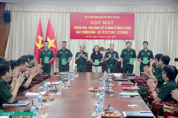 Thiếu tướng Trần Hải Bình, Bí thư Đảng ủy, Phó Tham mưu trưởng Bộ đội Biên phòng và Đại tá Vũ Văn Hưng, Phó Tham mưu trưởng Bộ đội Biên phòng trao tặng quà cho các đồng chí thương binh, thân nhân liệt sĩ của Bộ Tham mưu. Ảnh: Lương Linh
