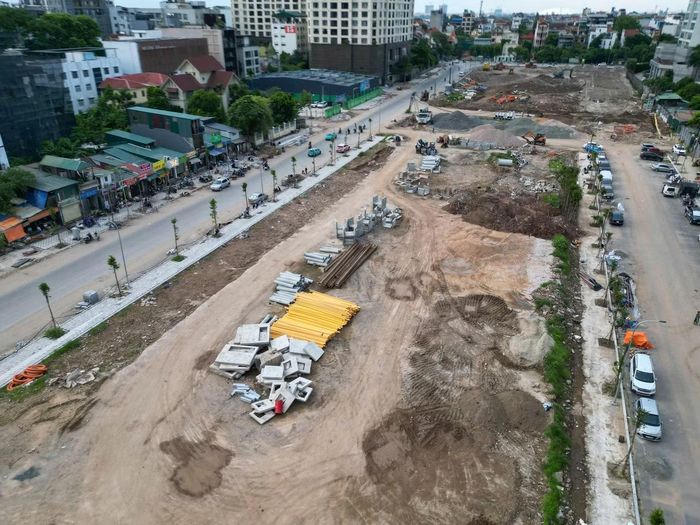 Tuyến đường được thiết kế quy mô với 2 đoạn mặt cắt ngang riêng biệt. Trong đó, đoạn 1 từ đường Xuân Diệu đến ngõ 35 Đặng Thai Mai sở hữu mặt cắt ngang lên tới 93,6m, bao gồm trục không gian cảnh quan ở giữa rộng 51,6m và đường giao thông hai bên rộng 19 – 21m. Đoạn 2 tiếp nối đến cuối tuyến có mặt cắt ngang rộng 20,5m, gồm lòng đường rộng 11,25m và vỉa hè hai bên mỗi bên rộng hơn 4,6m.