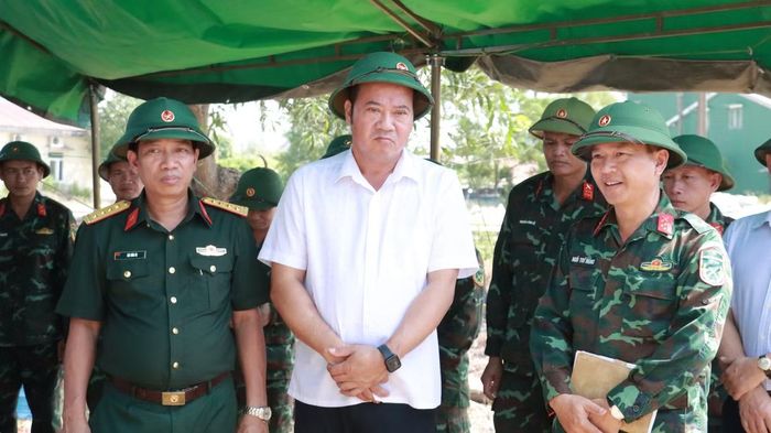 Ông Nguyễn Văn Mạnh (áo trắng) - Phó Chủ tịch UBND TP. Huế, kiểm tra công tác tìm kiếm, quy tập hài cốt liệt sĩ tại khu vực ga Hương Thủy