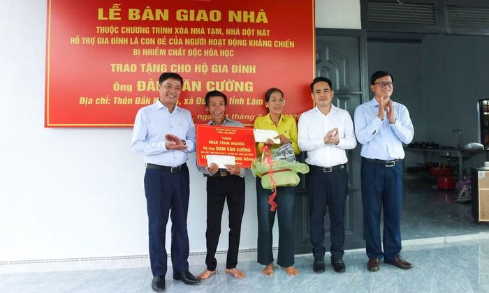 Lãnh UBND tỉnh Lâm Đồng trao tặng nhà cho gia đình ông Đàm Văn Cường.