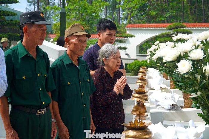 Dòng người đến Ngã ba Đồng Lộc để tri ân các anh hùng liệt sĩ.