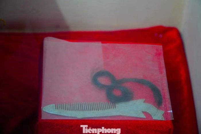 Lọn tóc hẹn thề của Tiểu đội trưởng Võ Thị Tần và anh Nguyễn Đức Hồng được lưu giữ tại bảo tàng.