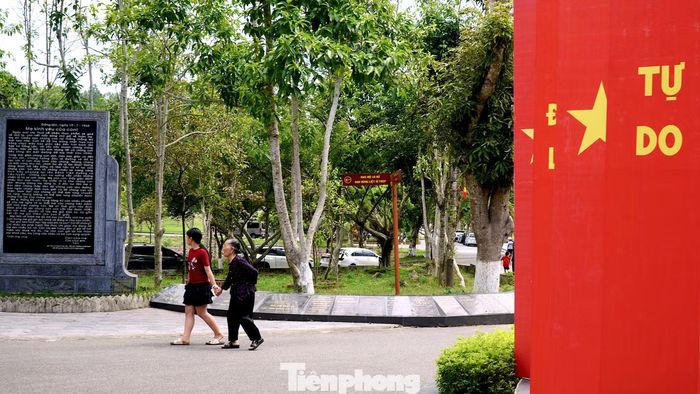 Bức thư gửi mẹ được khắc trên phiến đá tại Khu di tích quốc gia đặc biệt Ngã ba Đồng Lộc.