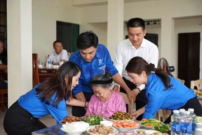 Ngày 21/7, Tỉnh Đoàn Thanh Hóa phối hợp với đơn vị tài trợ tổ chức chương trình "Bữa cơm tri ân – Ấm áp nghĩa tình" tại nhà Mẹ Việt Nam Anh hùng Lê Thị Hừu (97 tuổi, tổ dân phố Nổ Giáp, phường Đào Duy Từ).