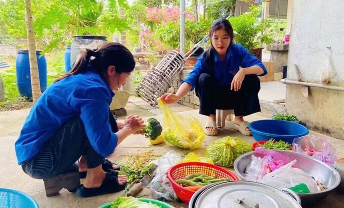 Từ sáng sớm, đoàn viên thanh niên đã đi chợ, chuẩn bị nguyên vật liệu đầy đủ.