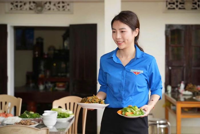 Bí thư Tỉnh Đoàn Thanh Hóa Lê Ngọc Ánh xuống bếp, tự tay chuẩn bị các món ăn ngon cho bữa cơm tri ân, ấm tình với Mẹ Việt Nam Anh hùng.