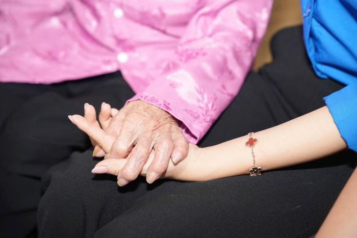 Những cái nắm tay thật chặt của người trẻ tri ân các Mẹ Việt Nam anh hùng, người có công với cách mạng.