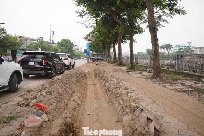 Trao đổi với PV Tiền Phong, Ban Quản lý dự án đầu tư xây dựng công trình hạ tầng kỹ thuật và nông nghiệp Hà Nội cho biết, đến nay, dự án đã hoàn thành các hạng mục chính như: cống hộp dài 410m, ép cừ, gia cố nền đất, thi công dầm mũ và tầng lọc ngược.