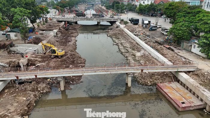 Đại diện Ban cũng nêu khó khăn về việc các bãi đổ đất thải đang trong tình trạng quá tải do nhiều Dự án trên địa bàn Thành phố cùng triển khai thi công đồng thời.