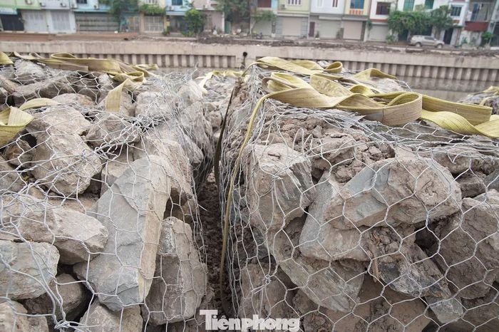 Sau khi nạo vét, các rọ đá được thả xuống sông để tránh xói mòn lòng sông