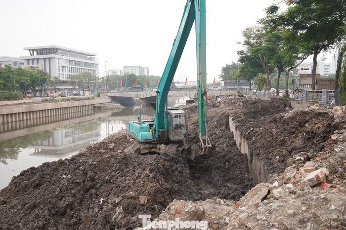 Hiện đang thực hiện hạng mục cuối cùng là thanh thải đường công vụ kết hợp tận dụng thả rọ đá với khối lượng hoàn thành đạt hơn 50% khối lượng. Ban đang phấn đấu hoàn thành trong tháng 7/2026.