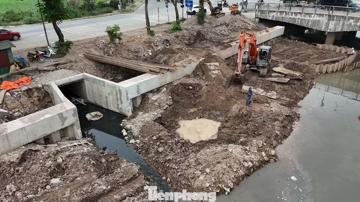 Hiện Ban đang báo cáo UBND Thành phố và phối hợp với các Sở ngành và chính quyền địa phương để ưu tiên bổ sung thêm địa điểm bãi đổ riêng cho dự án nhằm đảm bảo tiến độ chung.