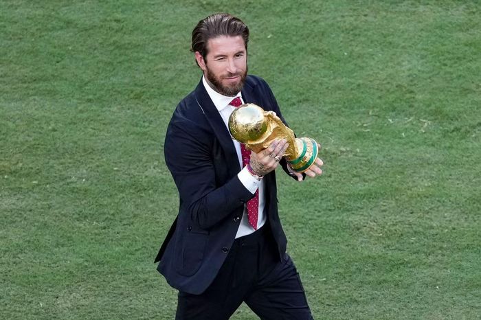Sergio Ramos nâng cúp vàng trên sân sau trận chung kết World Cup 2026 giữa Tây Ban Nha và Argentina. Hình ảnh cựu đội trưởng trở lại bên danh hiệu cao quý nhất của bóng đá thế giới gợi nhớ khoảnh khắc anh cùng tuyển Tây Ban Nha đăng quang tại Nam Phi năm 2010.