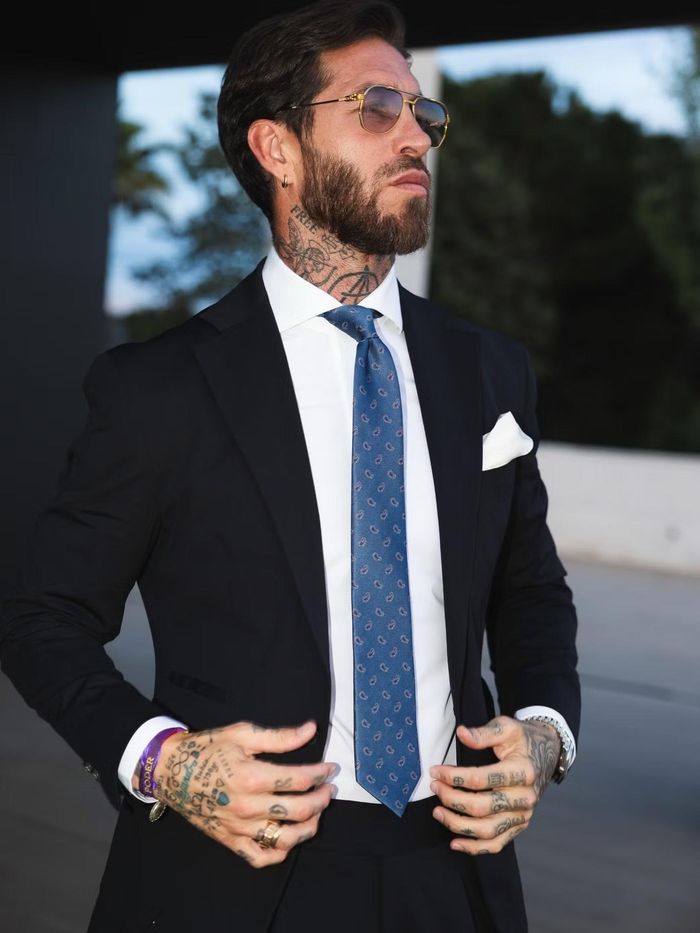 Sergio Ramos sinh năm 1986 tại Camas, Tây Ban Nha, trưởng thành từ học viện Sevilla trước khi gia nhập Real Madrid năm 2005. Trong 16 mùa giải ở sân Bernabeu, anh phát triển từ hậu vệ trẻ giàu tiềm năng thành thủ quân, giành 4 Champions League và 5 La Liga, đồng thời vô địch World Cup 2010 cùng hai kỳ Euro 2008, 2012.